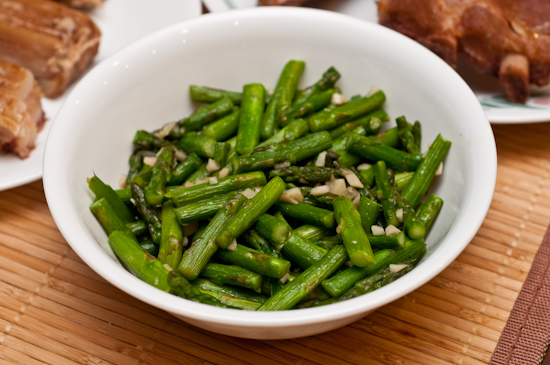 Sauteed asparagus with garlic