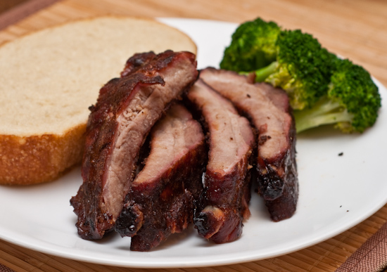 Baby back ribs with broccoli and bread